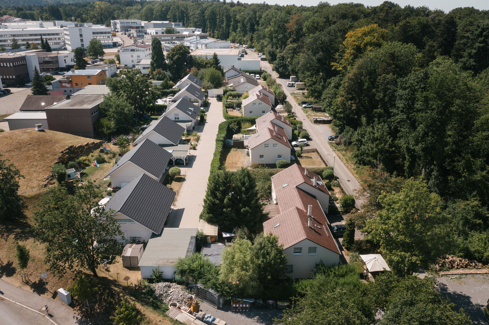 Wohngebiet mit Straße und Einfamilienhäusern, Luftaufnahme