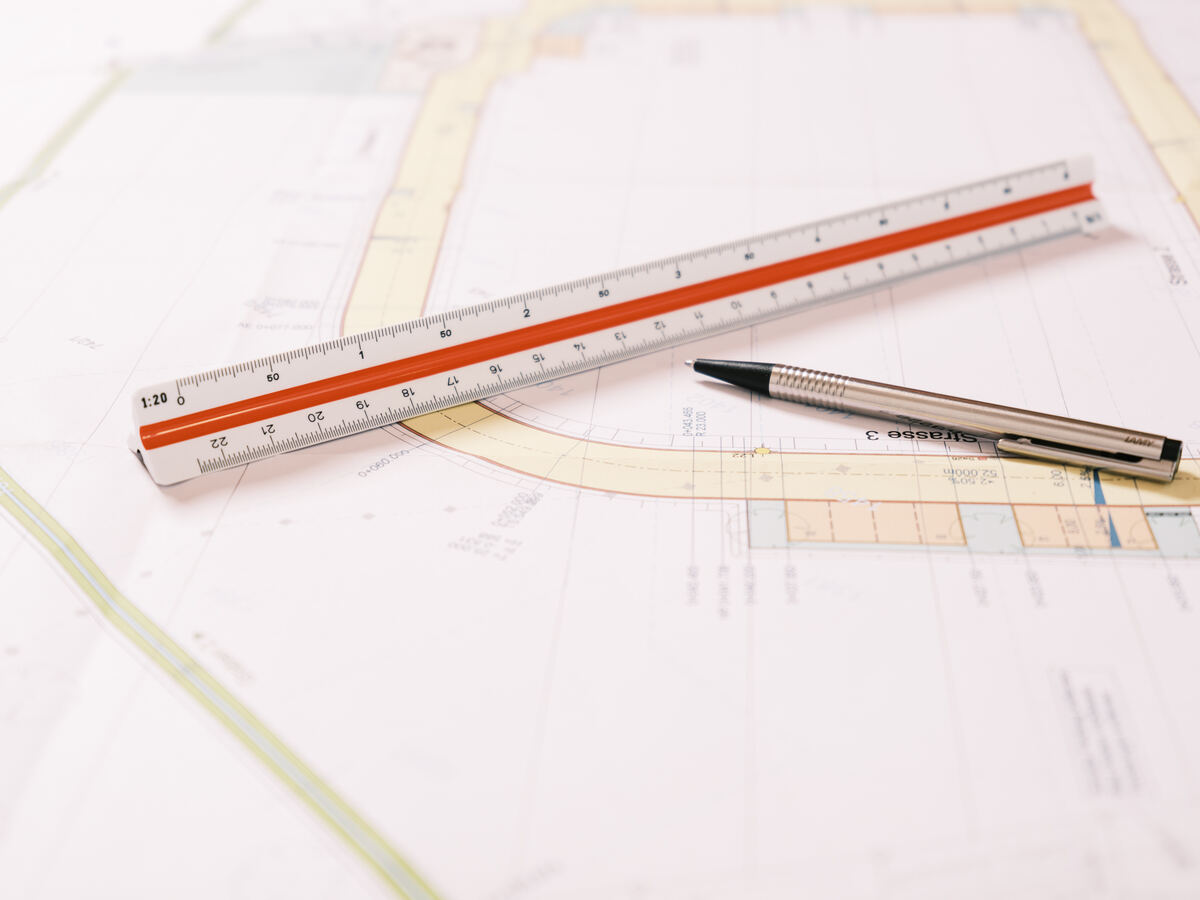 Lageplan mit Maßstab und Stift